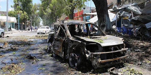 Başbakanın konvoyu geçtiği sırada bombalı saldırı! Çok sayıda ölü var