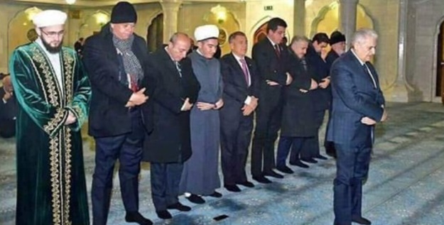 Başbakan'ın namaz kılması CHP'nin diline dolandı!
