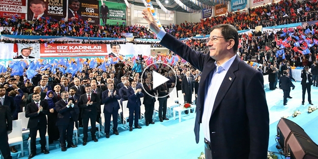 Başbakan'ın okuduğu şiir salonu ayağa kaldırdı