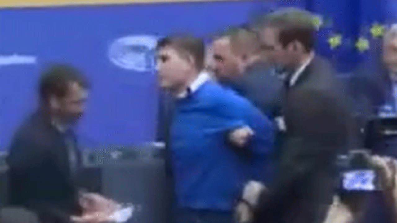 Başbakanın suratına para fırlattı: Ülkeni kaç paraya sattın!