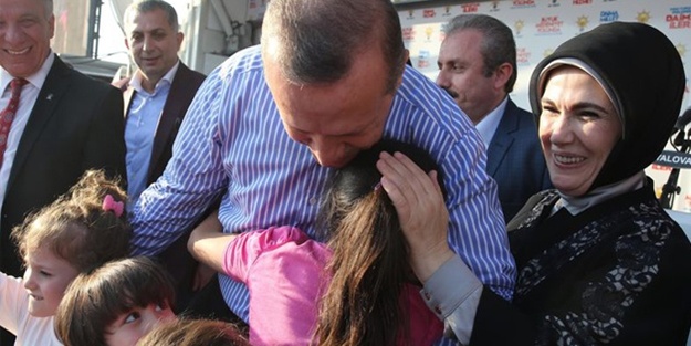 Başbakan'la kucaklaşan çocukların gözyaşları