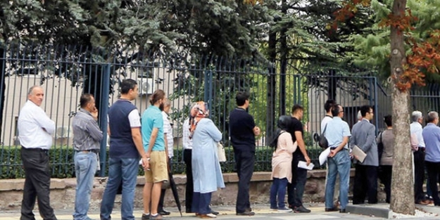 Başbakanlığın önündeki bu kuyruğun sebebi bakın ne?