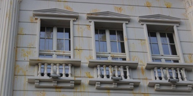 Başbakanlık binasına yumurtalı saldırı