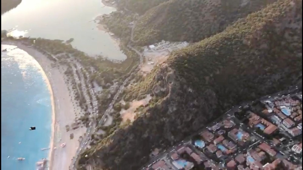 Base Jump sporcusu uçuşuyla heyecanlandırdı 