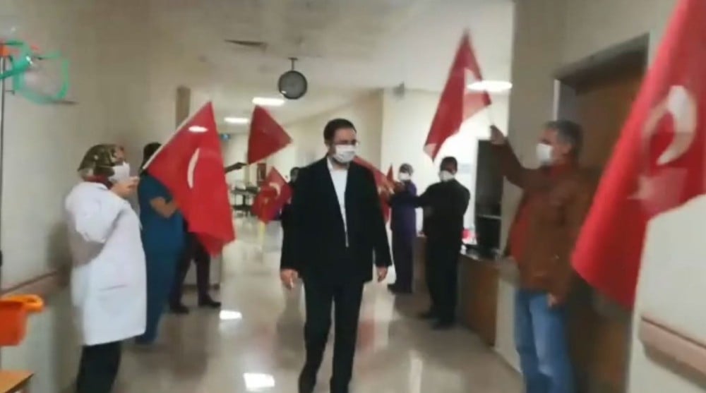 Başhekim bayraklar ve alkışlarla taburcu edildi 