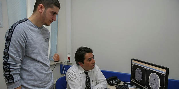 Başı ağrıyordu kafatasını çıkardılar!