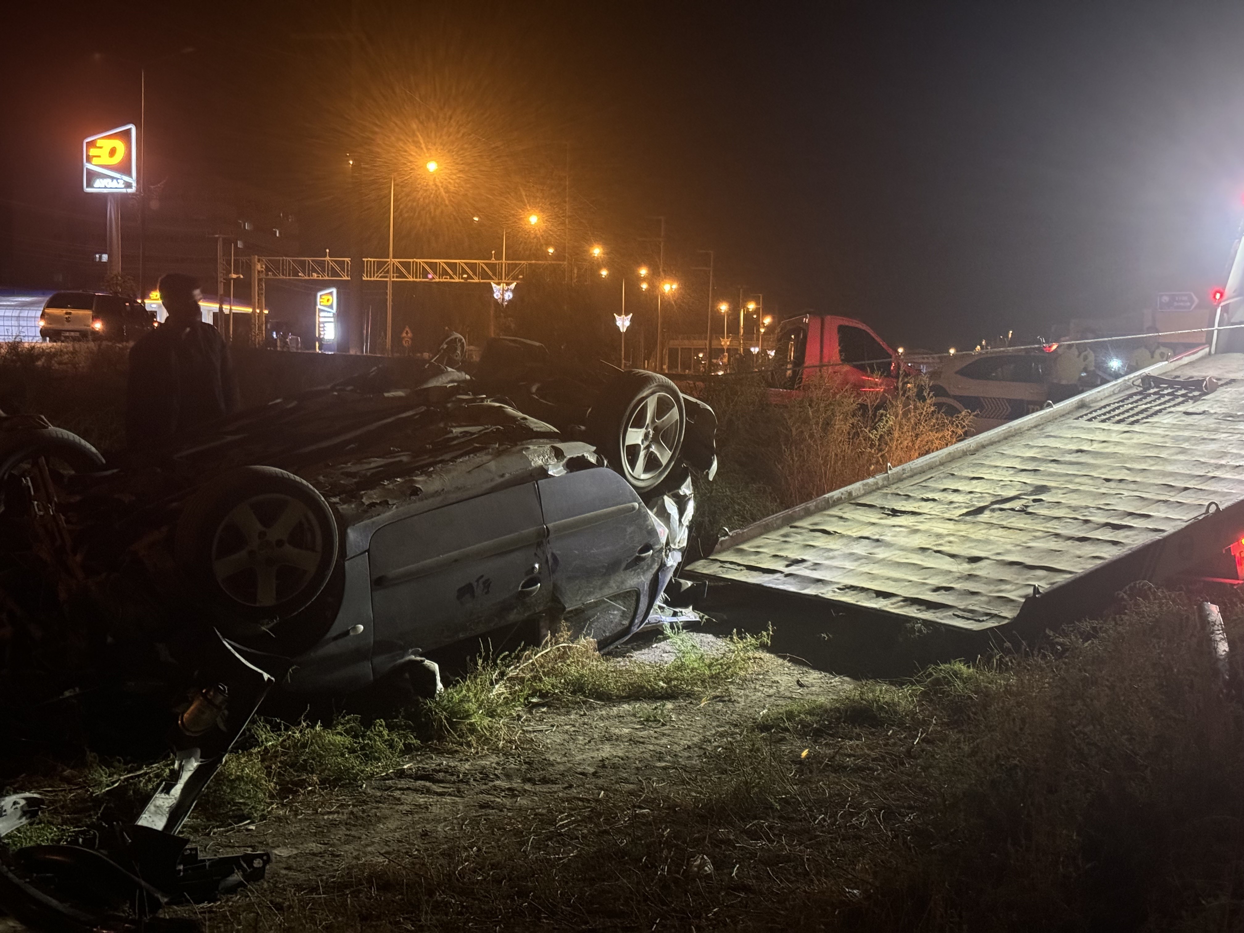 Başıboş köpeğe çarpmamak için manevra yapan araç kanala uçtu!