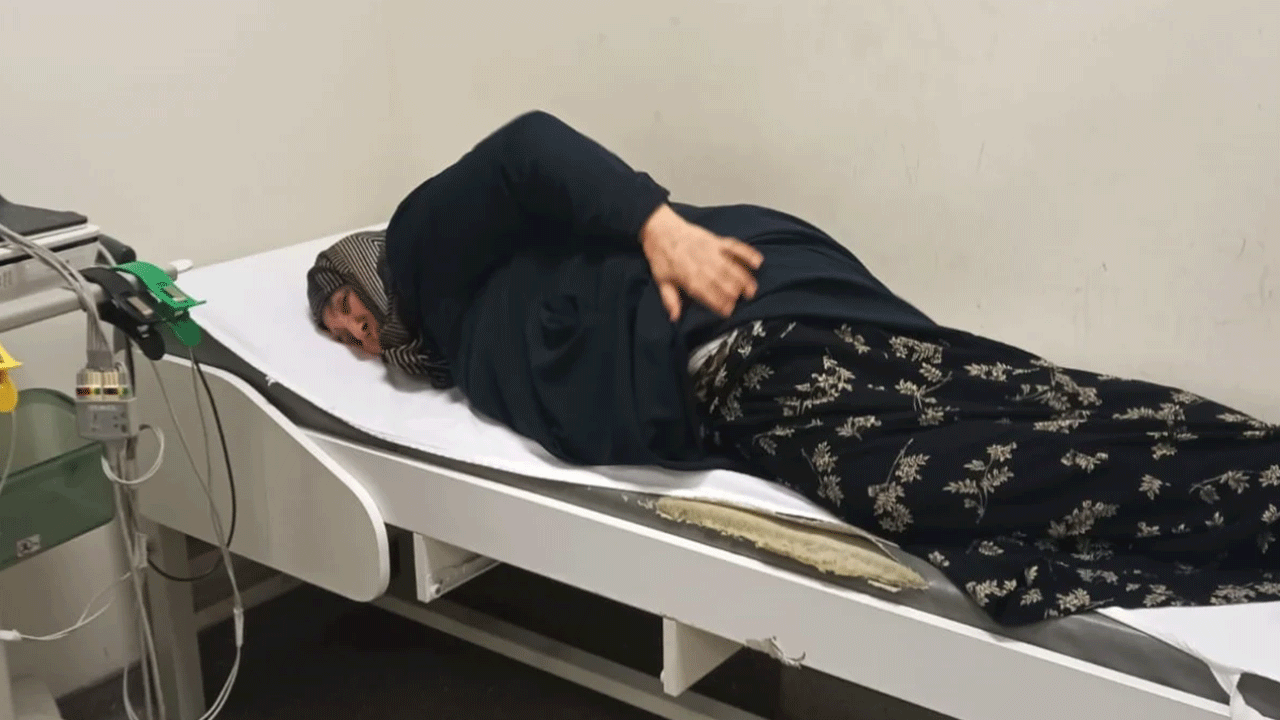 Başıboş köpekler ısırdı, kaçarken belini kırdı