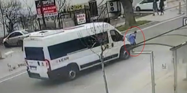 Başıboş köpeklerden kaçan çocuğa minibüs çarptı! Vatandaşlardan 'çözüm' çağrısı