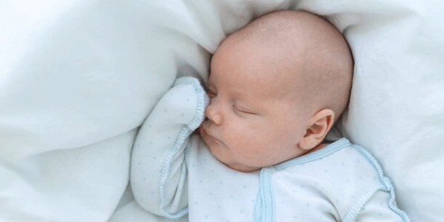 Başımıza taş yağacak! Bebeklerini 6 kutu bira karşılığında sattılar