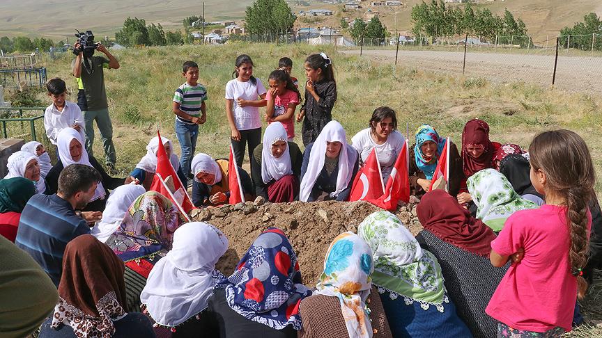 'Başımızı hiç eğmeyeceğiz onlardan korkmuyoruz'