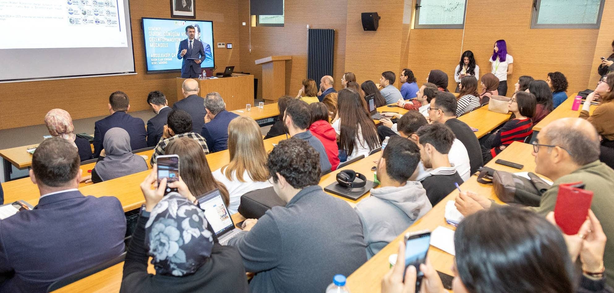 Basın İlan Kurumu (BİK) Genel Müdürü Abdulkadir Çay, İstanbul Üniversitesi öğrencileriyle buluştu