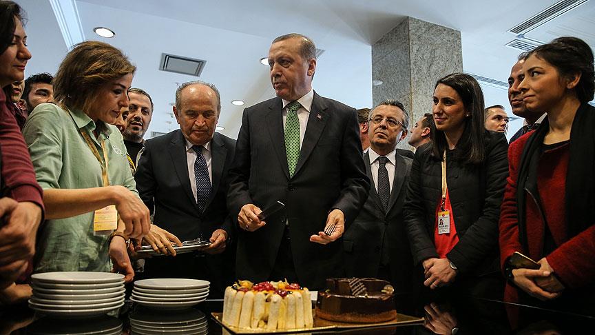 Basın mensuplarından Erdoğan'a doğum günü sürprizi