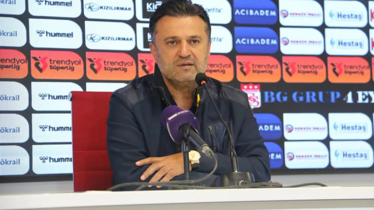 Basın toplantısında ilginç anlar! İstifa etmekten vazgeçip dua etti