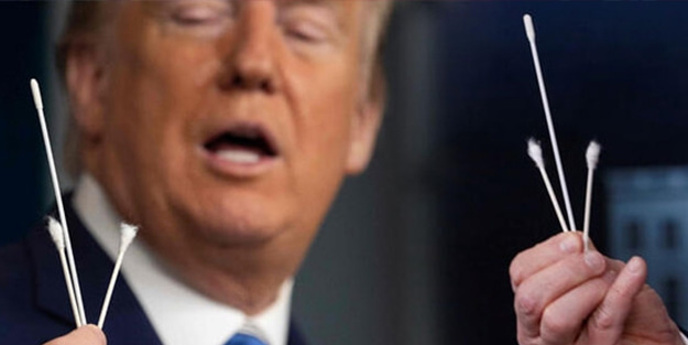 Basın toplantısında ilginç hareket! Koronavirüs Trump’a şuurunu kaybettirdi