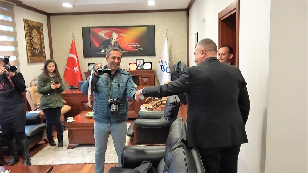 Basın toplantısında Koronavirüs önlemi 