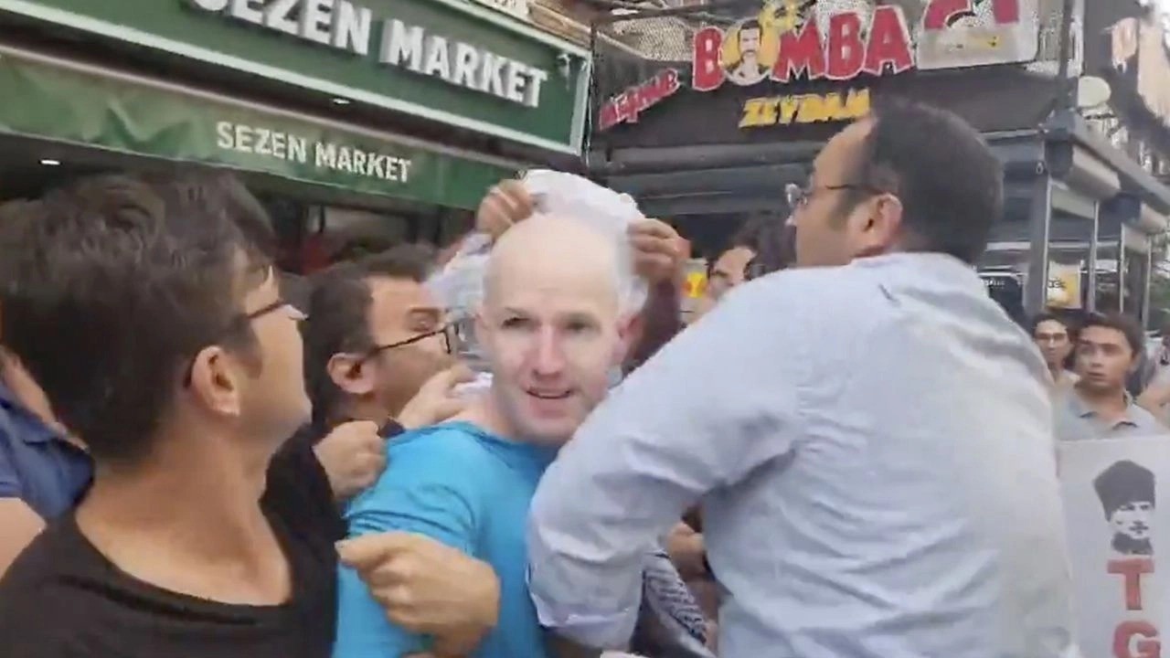 Başına çuval geçirilen kişi ABD askeri mi? İzmir Valiliğinden açıklama