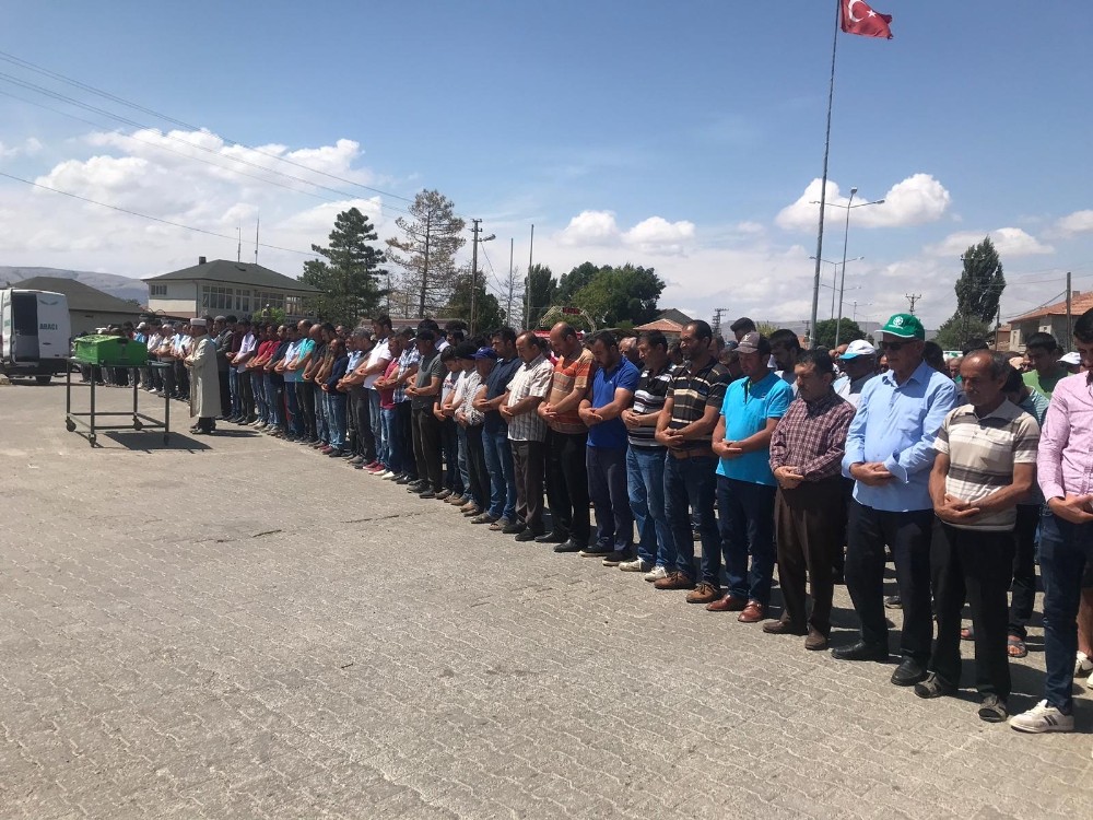 Başına kaya parçası düşerek hayatını kaybeden genç, toprağa verildi 