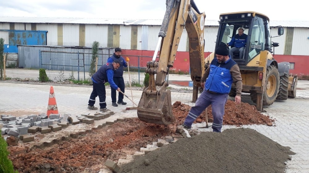 Başiskele Belediyesi yolları ve kaldırımları yeniliyor 