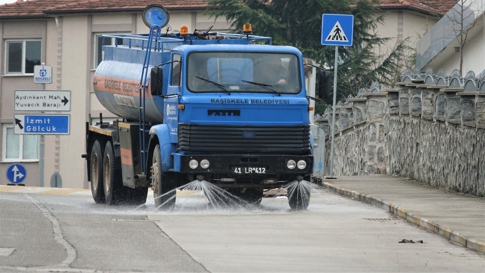 Başiskele cadde ve sokaklarında korona virüs temizliği 