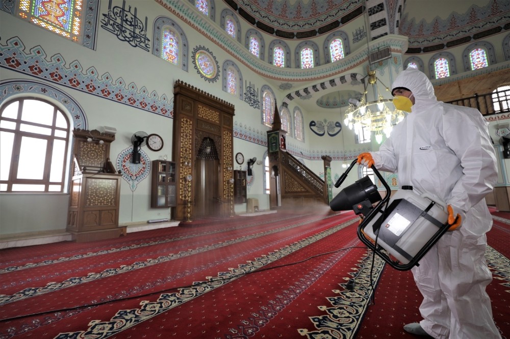 Başiskele’de camiler cuma namazına hazırlandı 