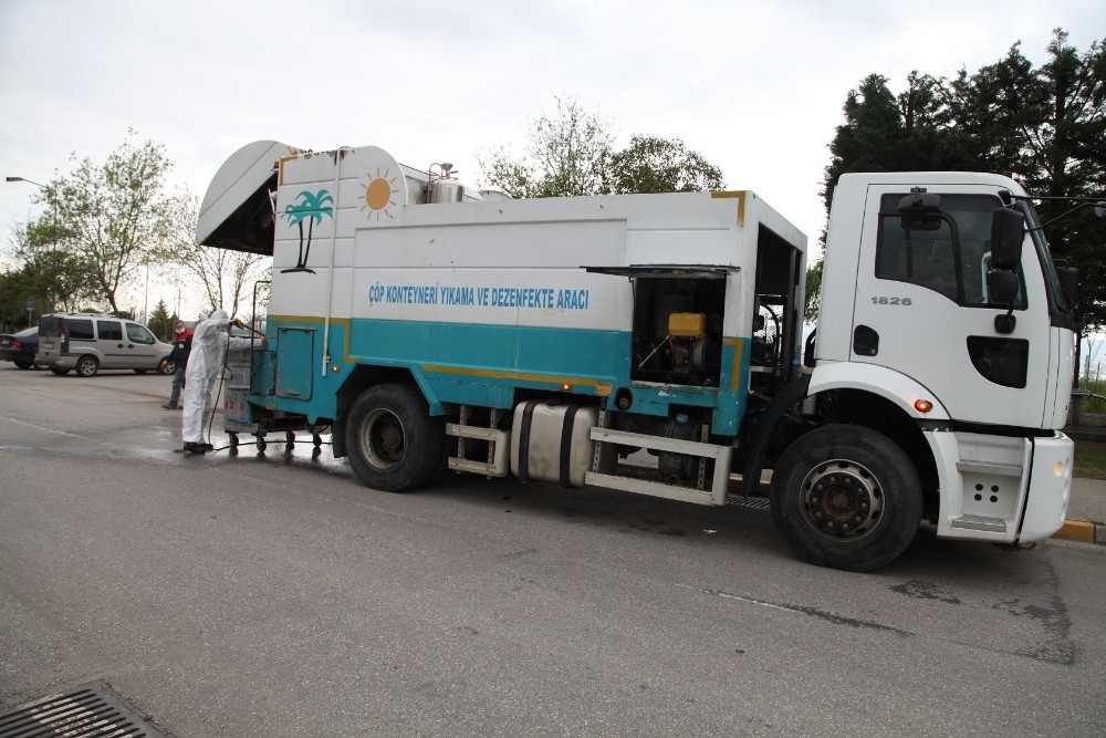 Başiskele’de çöp konteynerleri yıkanarak dezenfekte ediliyor 