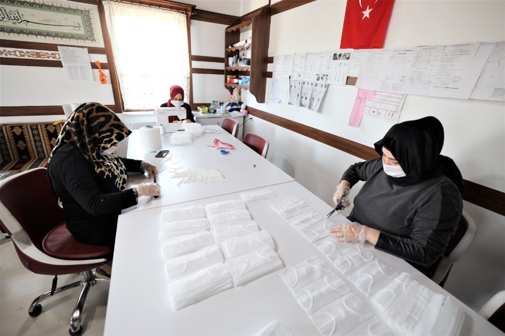 Başiskele’de maske üretimi devam ediyor 