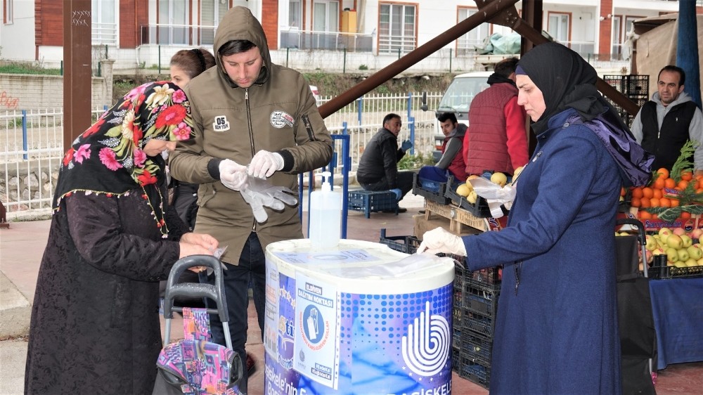Başiskele’de pazarlara el dezenfektanı ve eldiven standı kuruldu 