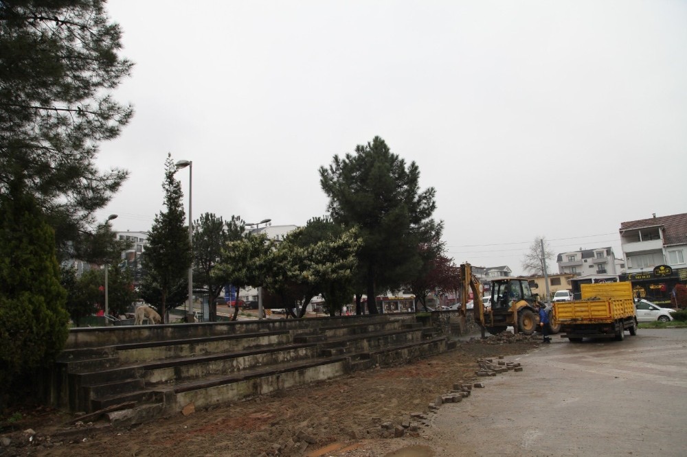 Başiskele’nin yeni semt meydanı için çalışmalar başladı 