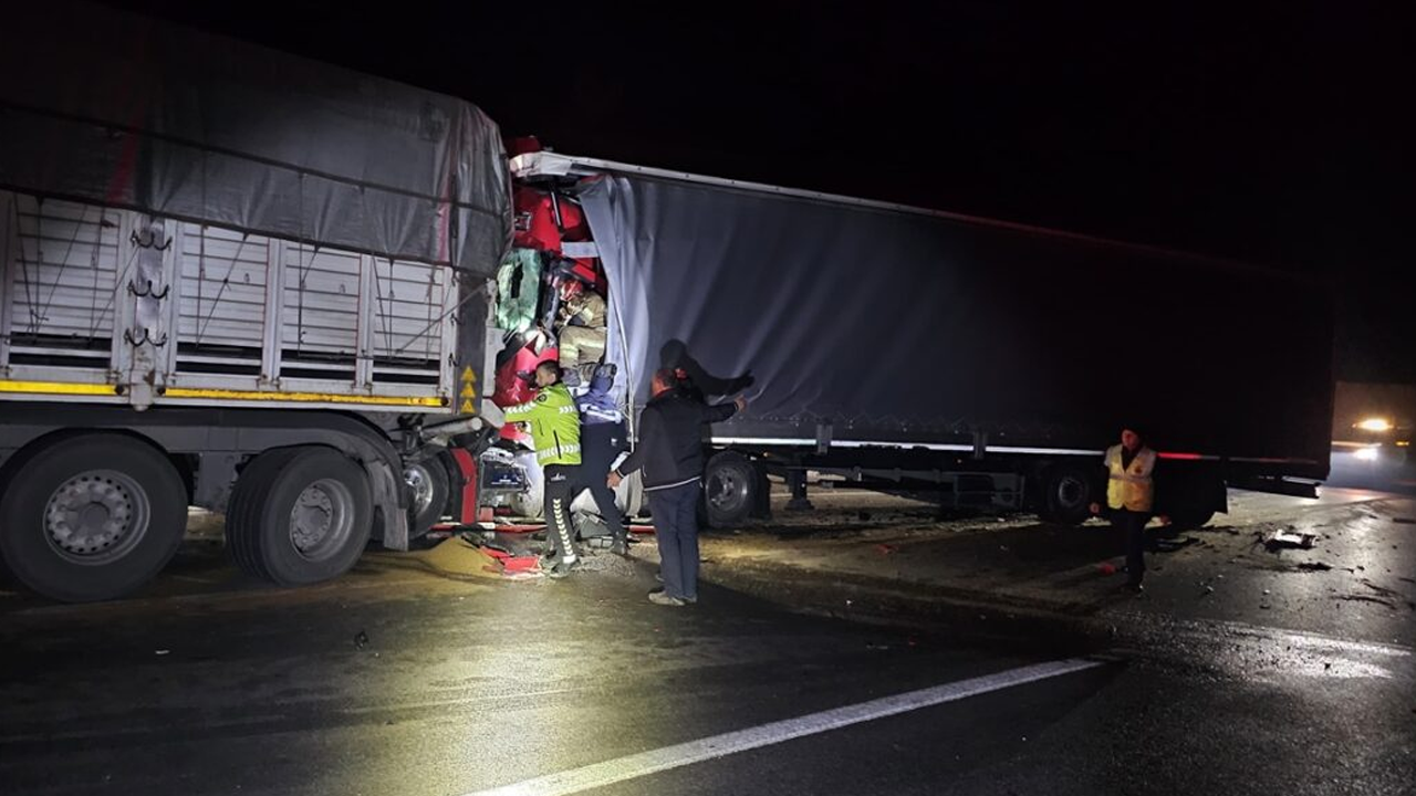 Başka tıra arkadan çarpan tırın sürücüsü öldü