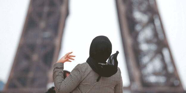 Başka ülke yapsa neler olurdu neler! Başörtüsü yasakçısı Fransa’ya çıt yok