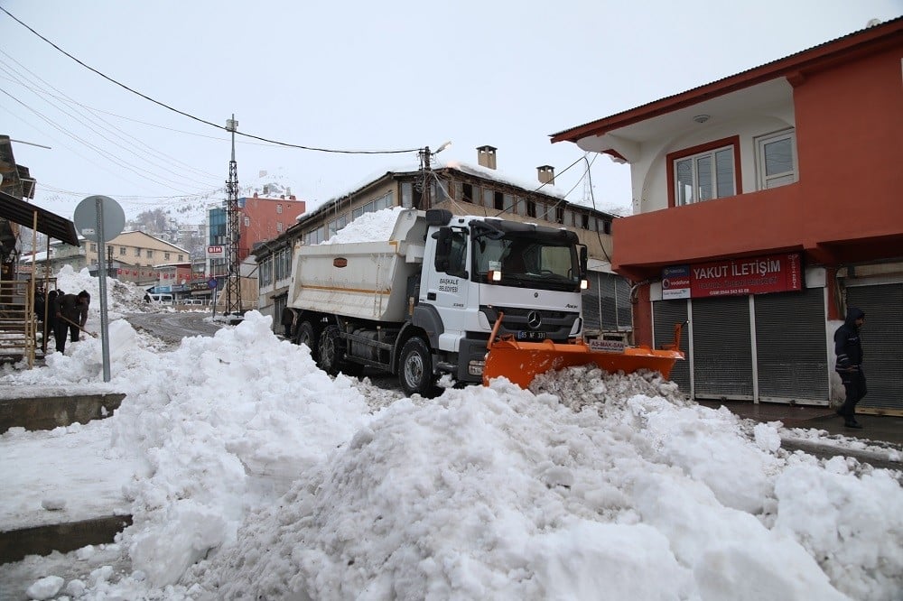 Başkale Belediyesi bin 500 kamyon kar taşıdı 