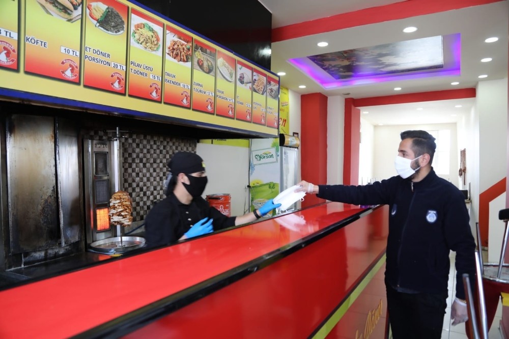 Başkale Belediyesinden ücretsiz maske dağıtımı 
