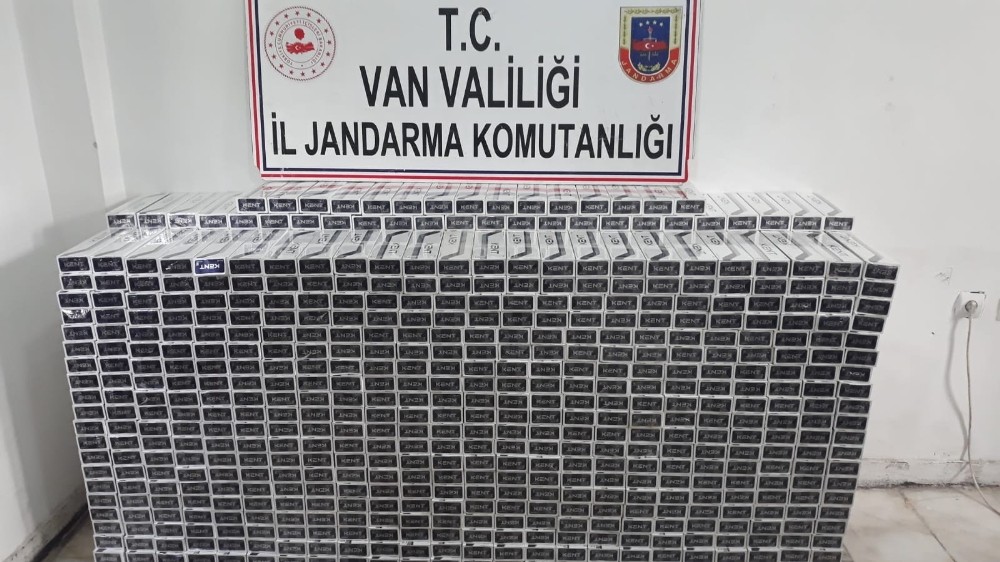 Başkale’de 10 bin paket kaçak sigara ele geçirildi 