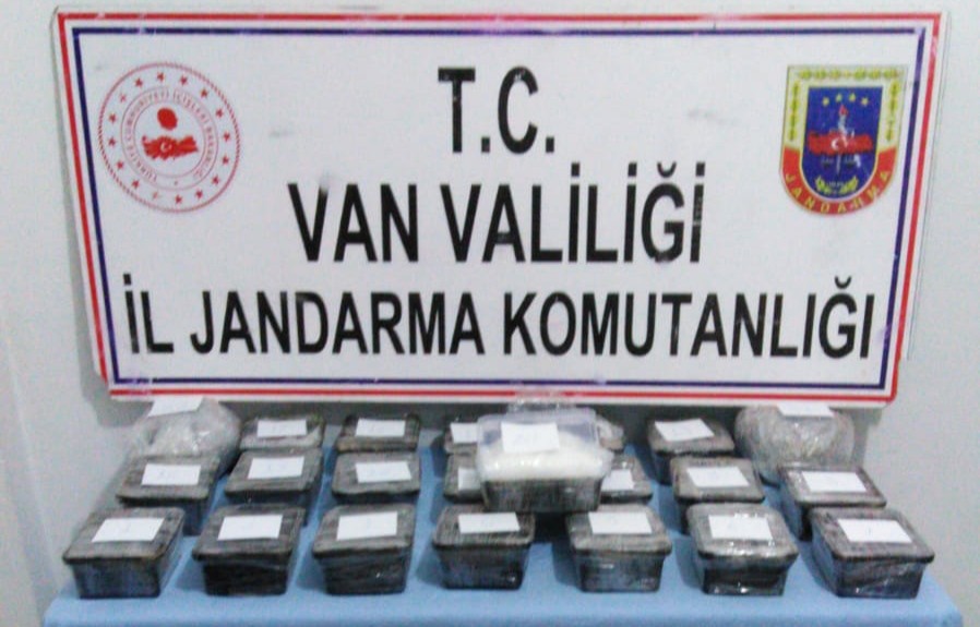 Başkale’de 14 kilogram metamfetamin ele geçirildi 