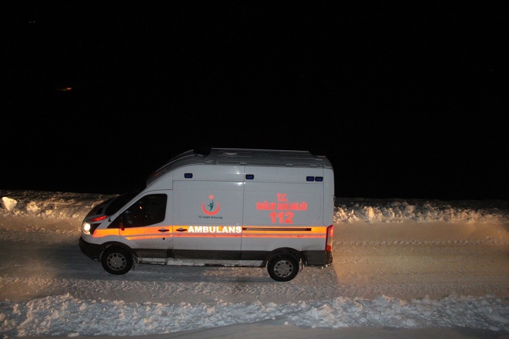 Başkale’de 5 saat süren hasta kurtarma operasyonu 