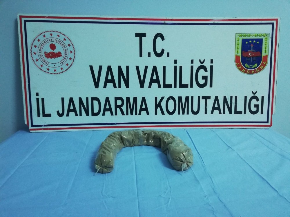Başkale’de bir şahsın beline sarılı vaziyette 1.5 kilo eroin ele geçirildi 