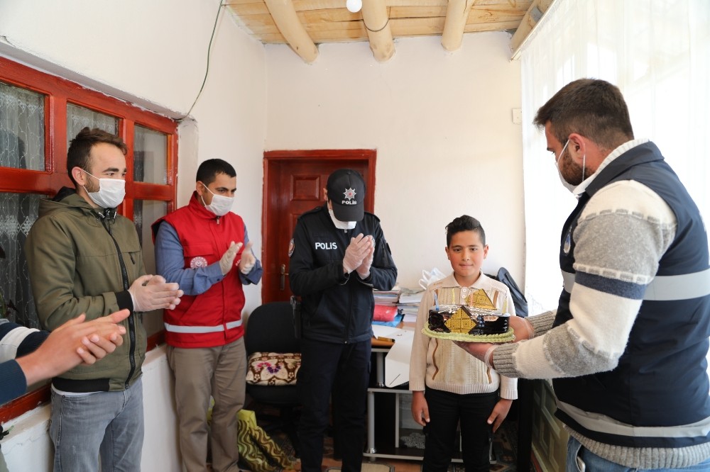 Başkale’de çocuklara 23 Nisan sürprizi 