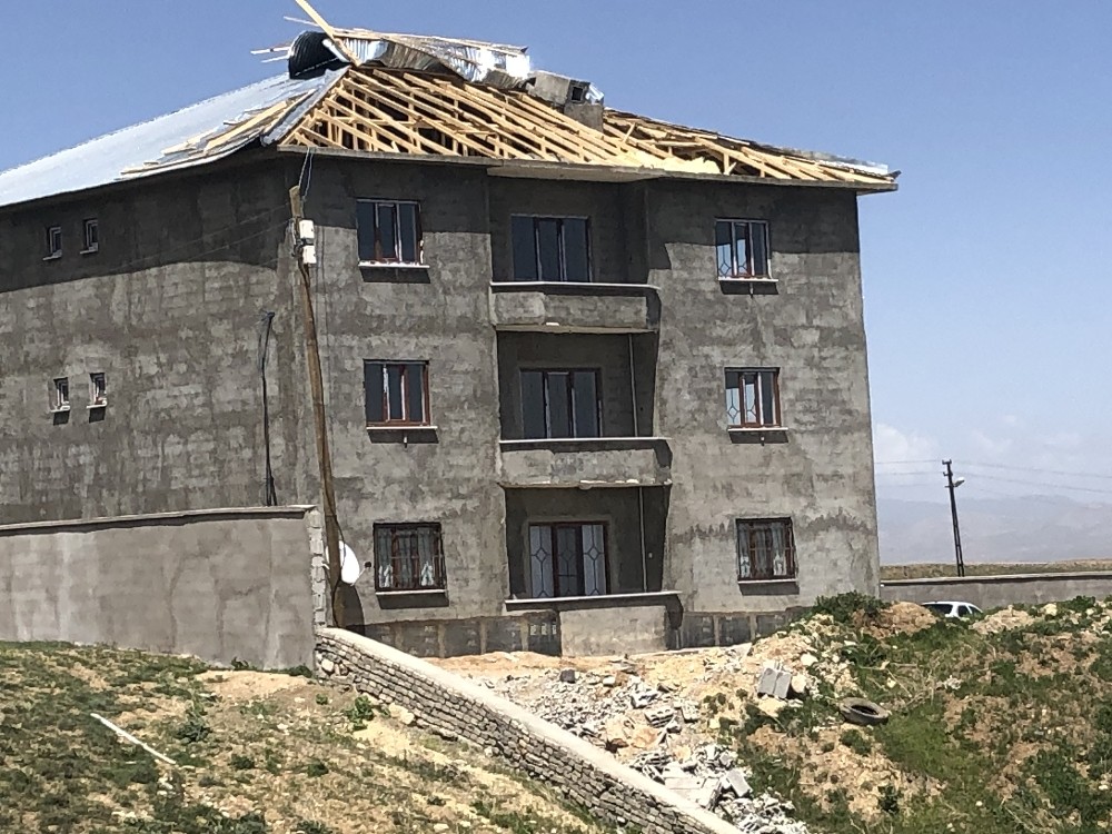 Başkale’de fırtına çatıları uçurdu 