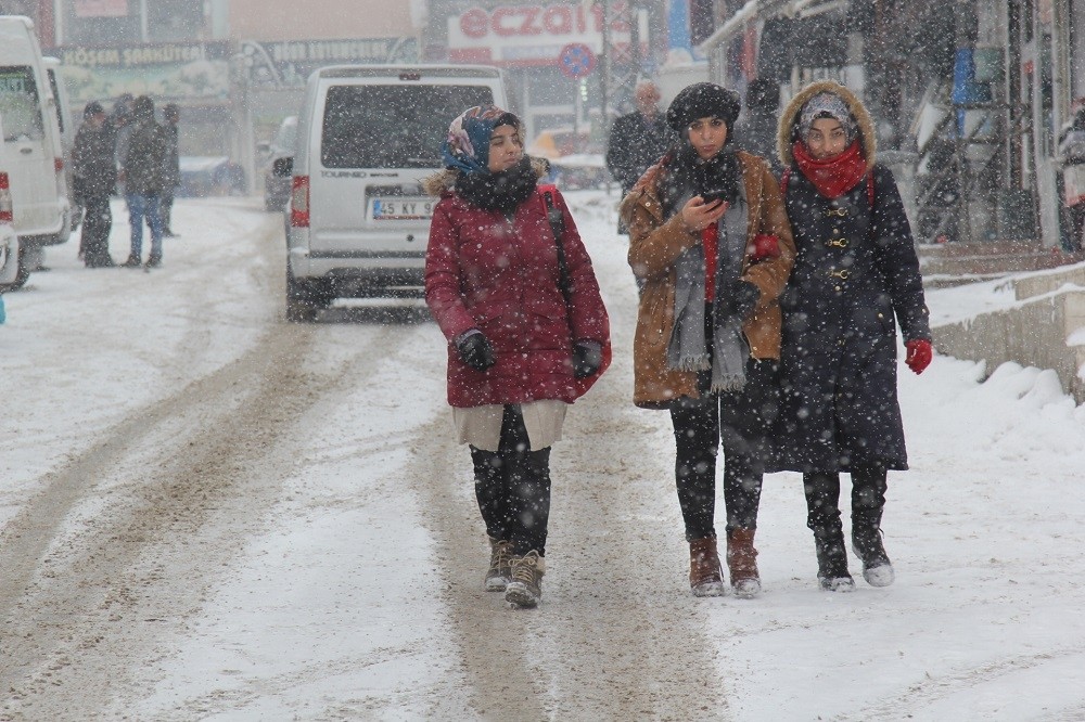 Başkale’de kar yağışı 