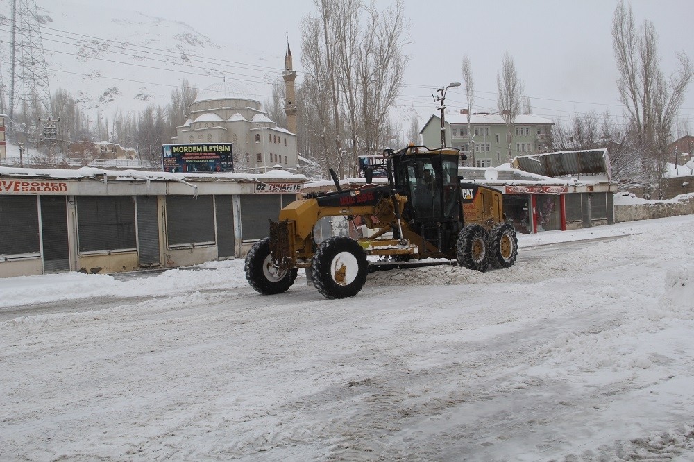 Başkale’de kar yağışı etkili oldu 