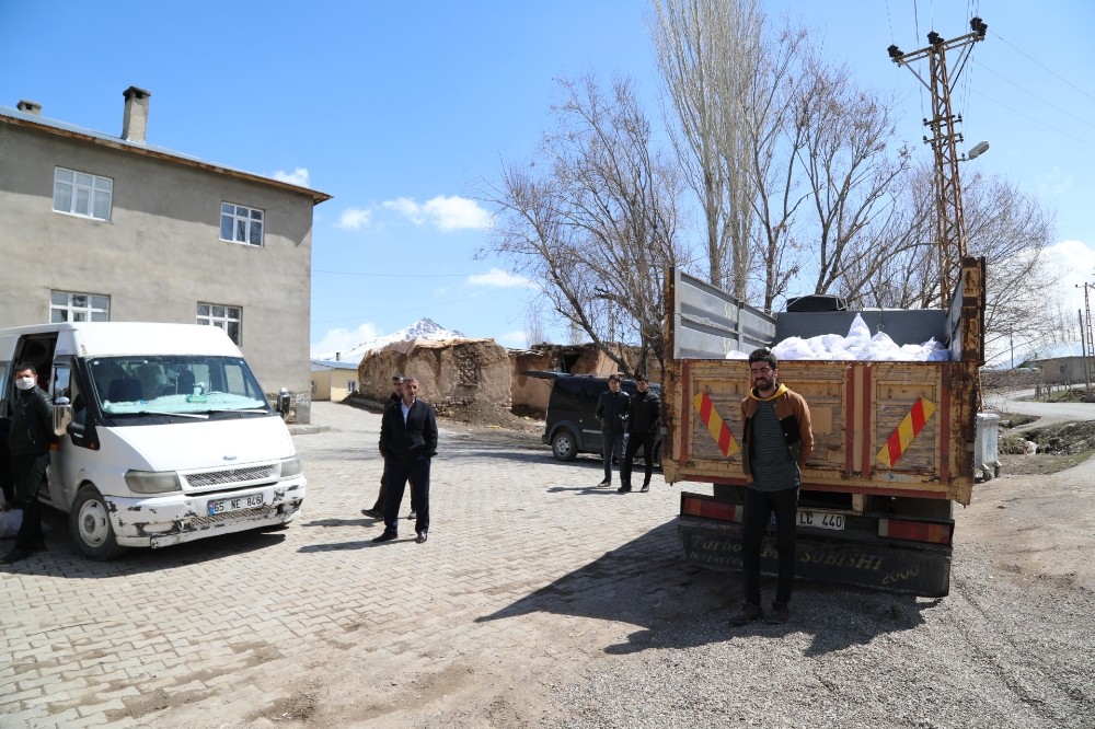 Başkale’de karantinada olan 270 aileye yardım 