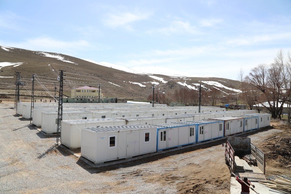 Başkale’de konteyner kente yerleşim başladı 