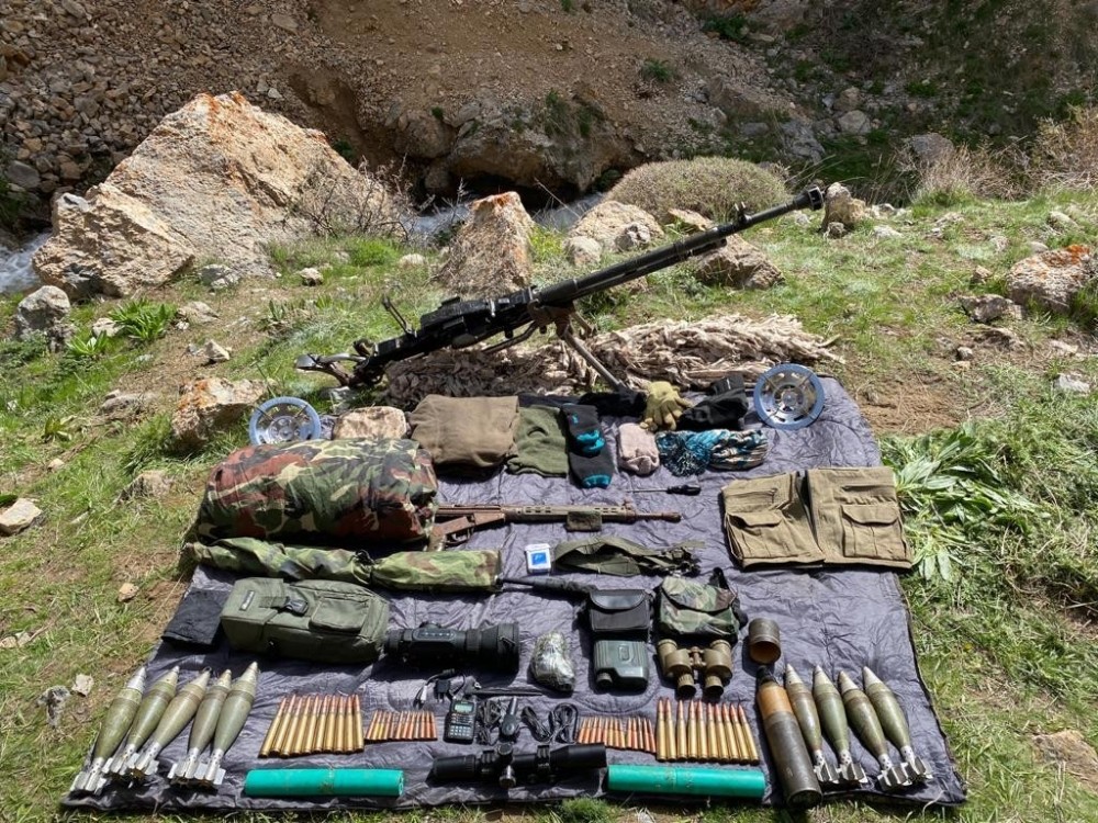 Başkale’de silah, mühimmat ve malzeme ele geçirildi 