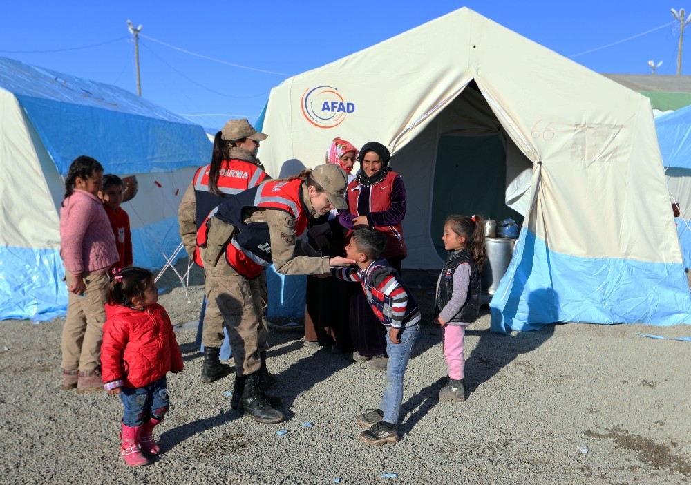 Başkale’deki depremzedelerin yaraları sarılıyor 