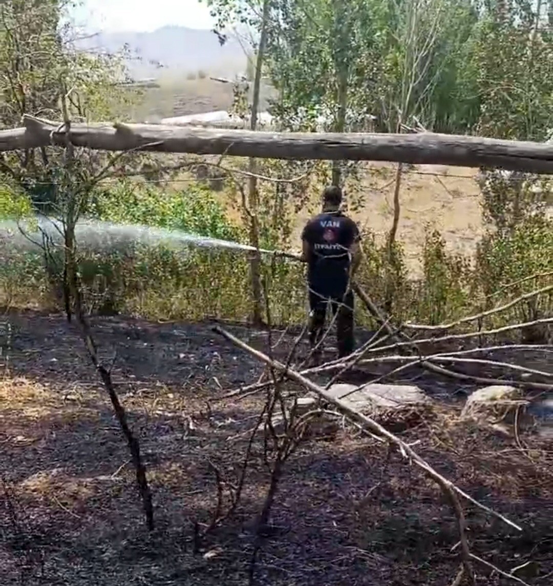 Başkale'deki yangın kontrol altına alındı