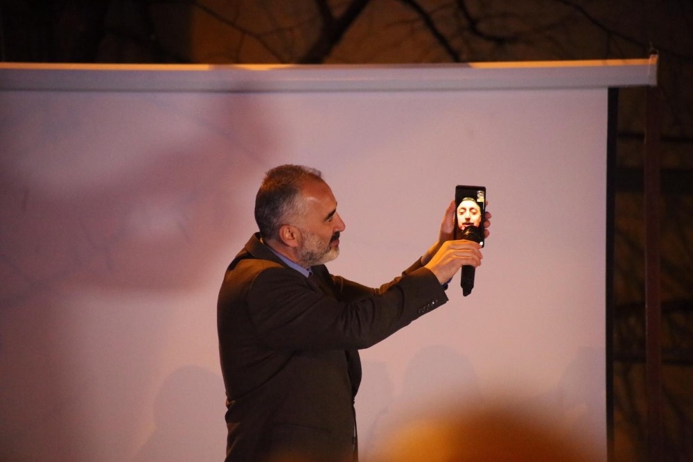 Başkan adayı mahalle mitingine canlı yayınla bağlandı 