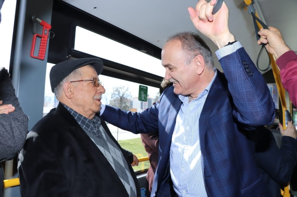 Başkan adayı Özlü, öğrenciler ile türkü söyledi 