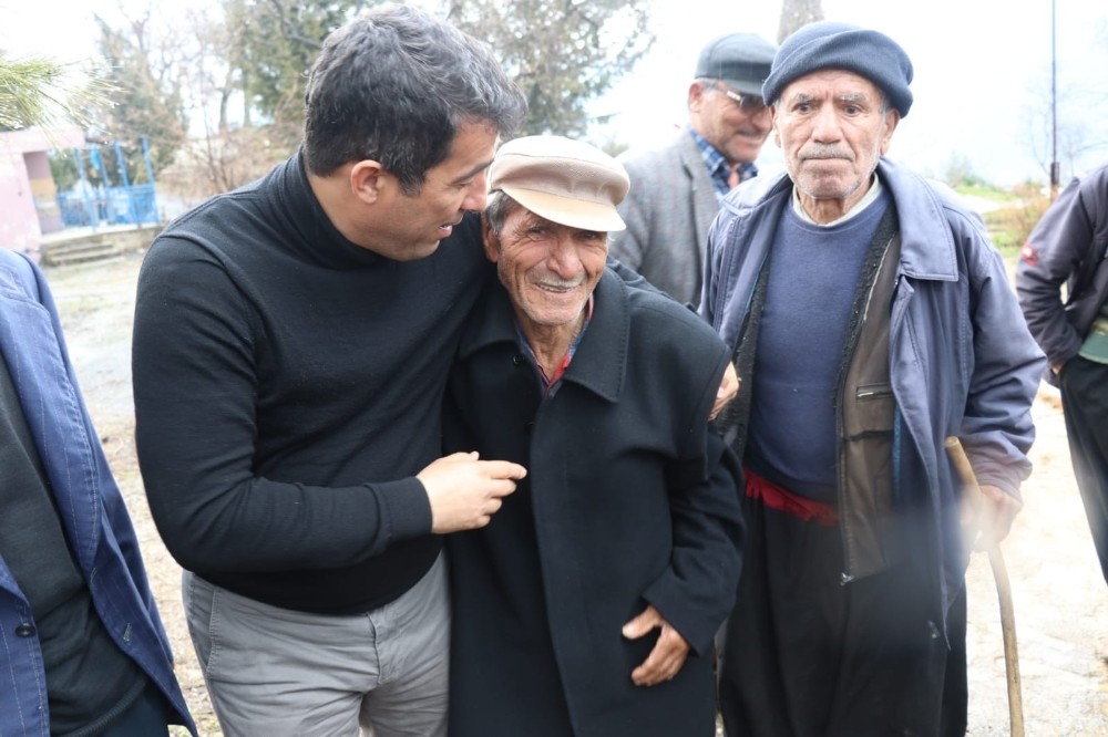 Başkan adayı Çelik, yaşlı bir adama paltosunu hediye etti