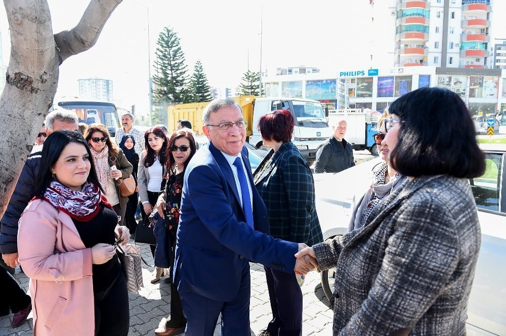 Başkan Akay ve kadınlar fidan dikti 